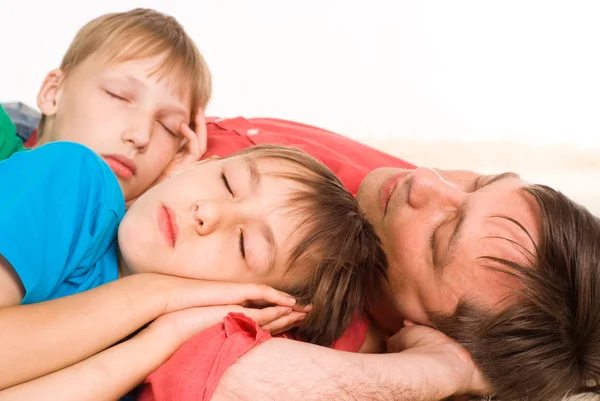 Pai e filhos dormindo — Fotografia de Stock