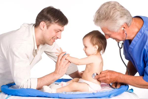 Vader en baby bij arts — Stockfoto