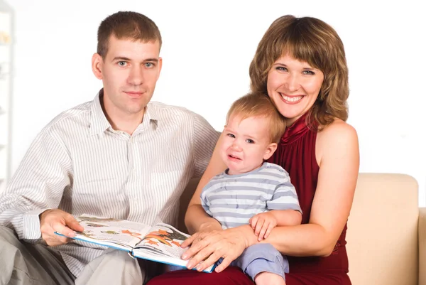 Familie met boek — Stockfoto