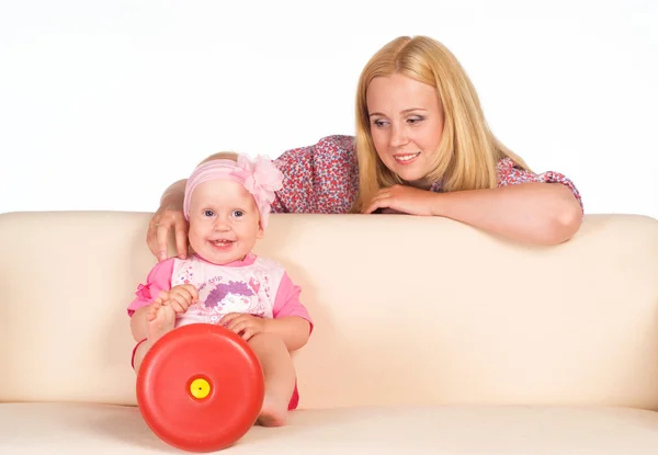 Mamma sitter med sin baby — Stockfoto