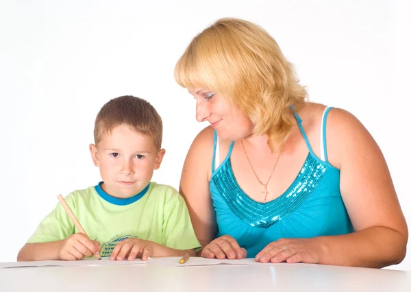 Anne ve oğlu, masada — Stok fotoğraf