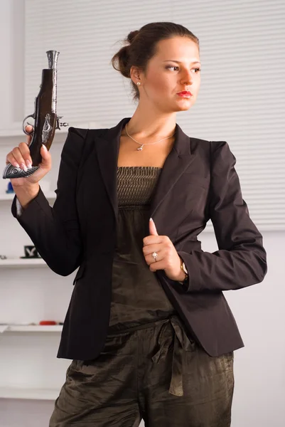 Söt flicka med pistol — Stockfoto