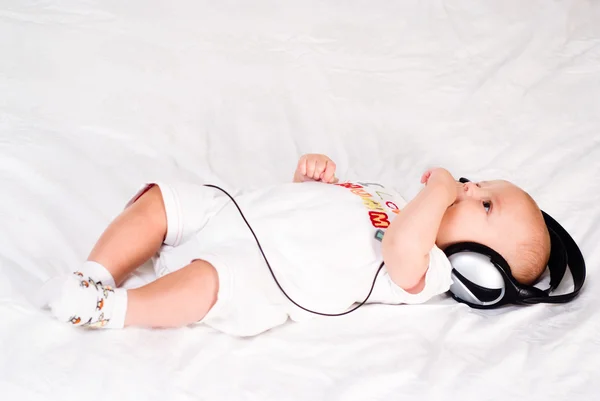 Müzik dinlerken bebeğim — Stok fotoğraf