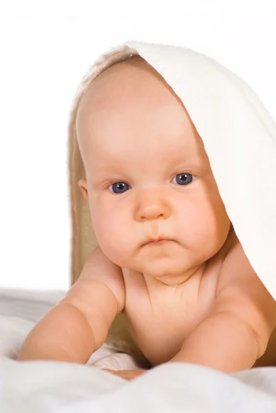 婴儿浴巾下 — 图库照片