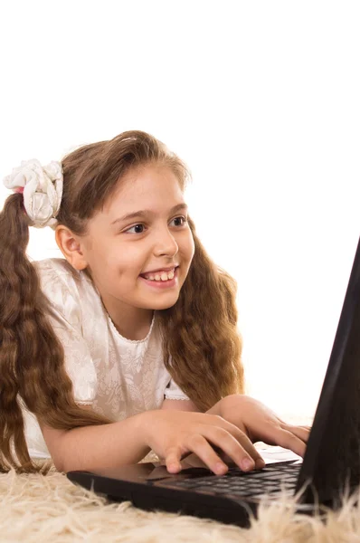 女孩和便携式计算机 — 图库照片