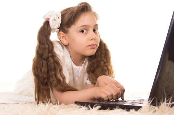 Дівчина і ноутбук — стокове фото