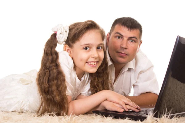 Папа и дочь с компьютером — стоковое фото