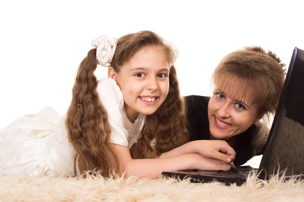 Maminka a dcera s počítačem — Stock fotografie