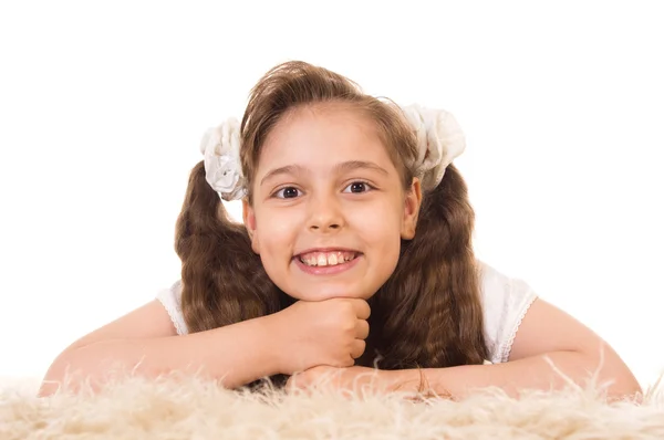Kleines Mädchen auf einem Teppich — Stockfoto