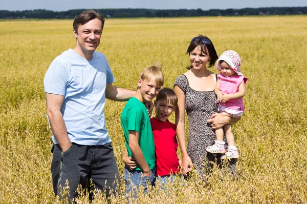 Familjen av fem på fältet — Stockfoto