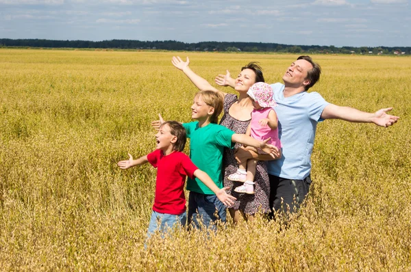 Roztomilá rodina na pole — Stock fotografie