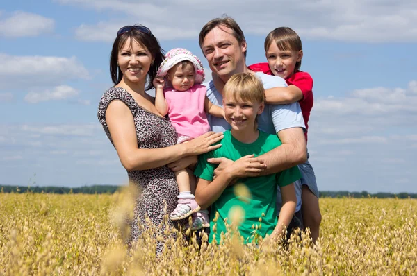 Nette fünfköpfige Familie auf dem Feld — Stockfoto