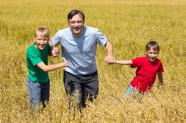 Папа с сыновьями на поле — стоковое фото