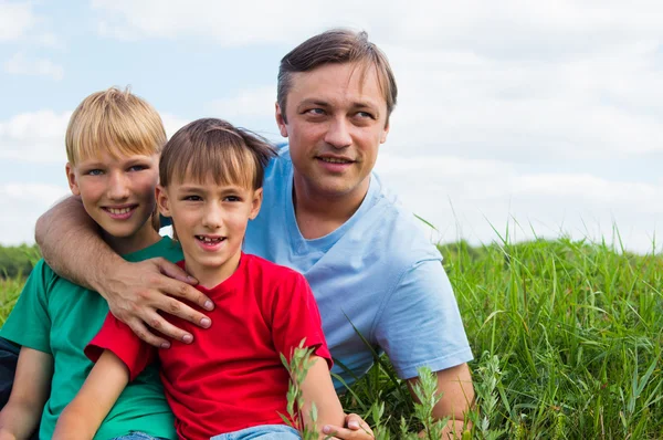 Papá con hijos en el campo —  Fotos de Stock