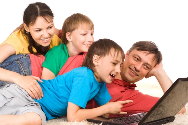 Współczesna rodzina na dywanie — Zdjęcie stockowe