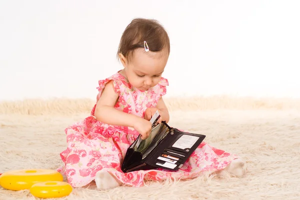 Маленькая девочка с бумажником — стоковое фото