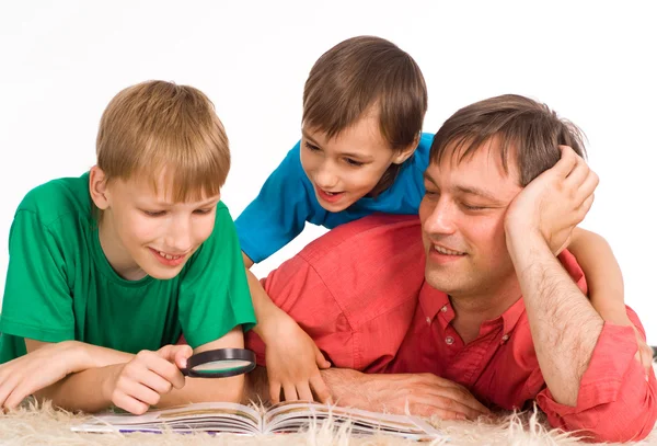 Dad and sons reading — Stock Photo, Image