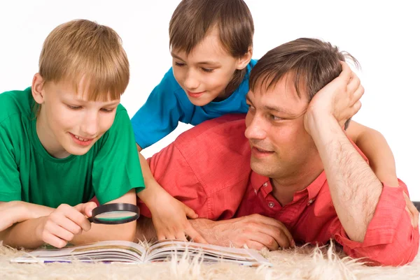 Vater und Söhne lesen — Stockfoto