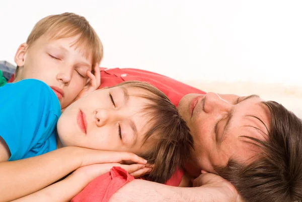 Pappa och söner sova — Stockfoto