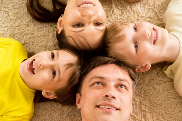 Família feliz no tapete — Fotografia de Stock