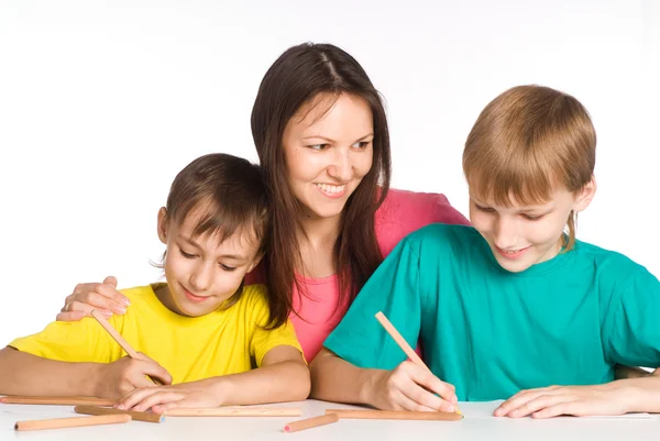 Mamá dibuja con hijos — Foto de Stock