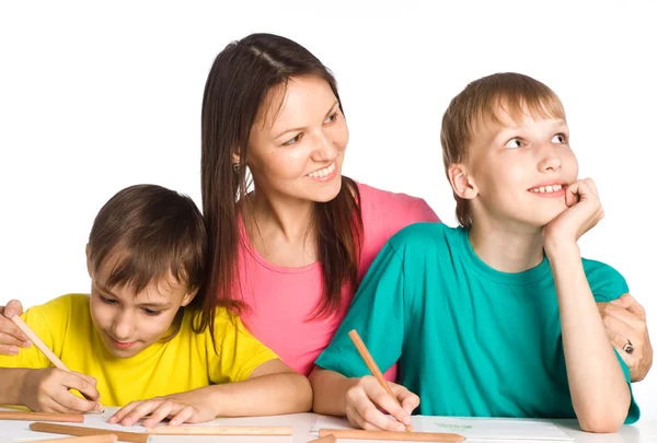 Mom draws with sons — Stock Photo, Image