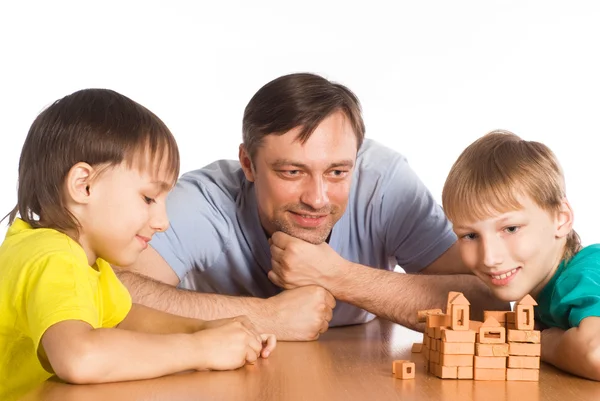 Papa speelt met zonen — Stockfoto