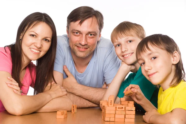Lycklig familj spelar på bord — Stockfoto