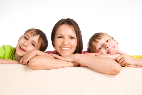 Mama z dziećmi na kanapie — Zdjęcie stockowe