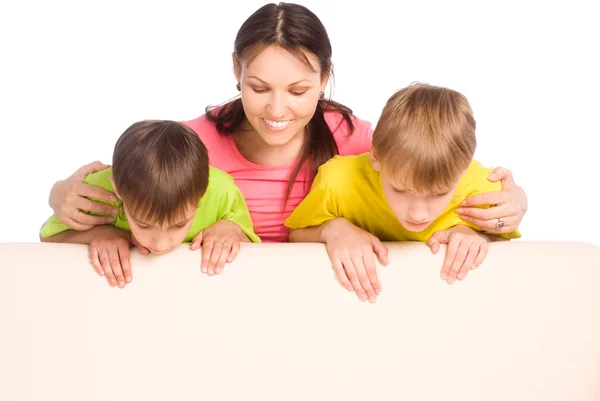 Mamá con niños en el sofá —  Fotos de Stock