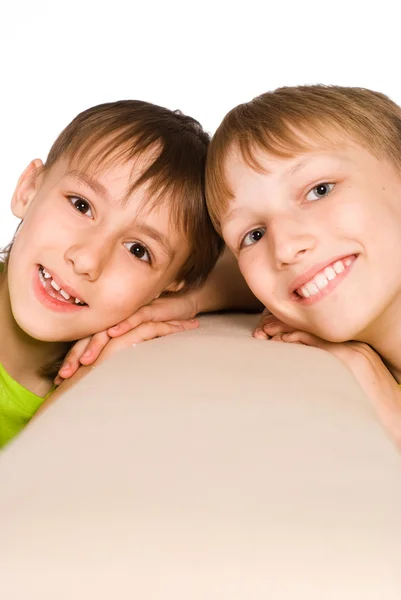 Dva chlapci na pohovce — Stock fotografie