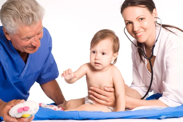 Младенец и врачи — стоковое фото