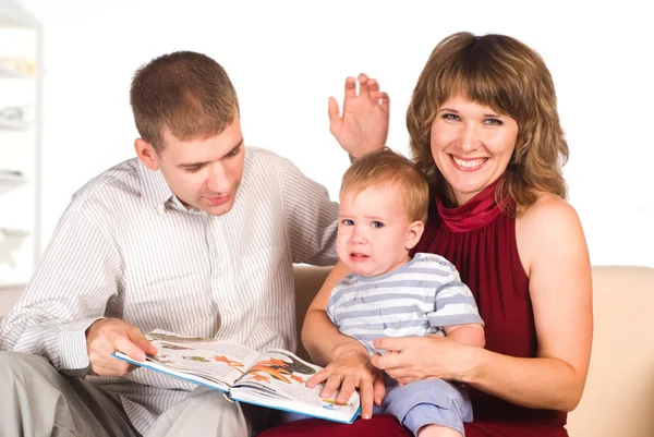 Familia con libro —  Fotos de Stock