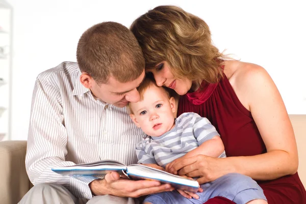 Familie mit Buch — Stockfoto