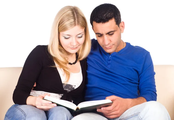 Cute couple reading — Stock Photo, Image