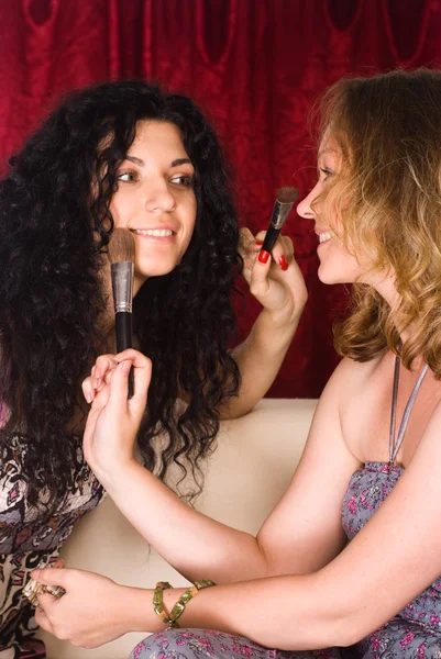 Dos chicas maquillándose — Foto de Stock