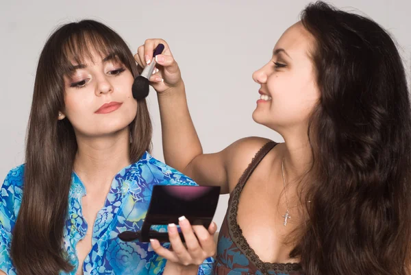 Dos chicas maquillándose —  Fotos de Stock