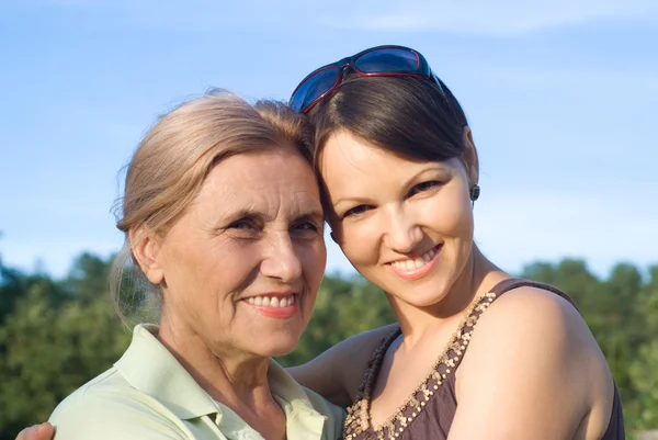 Mom and daughter outdoors — Stock Photo, Image