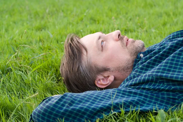 Muž na trávě — Stock fotografie