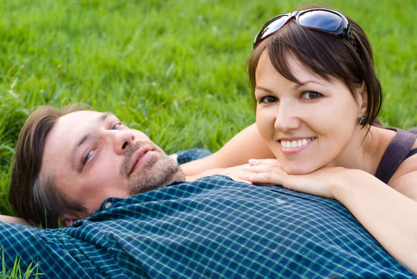 情侣在草地上 — 图库照片