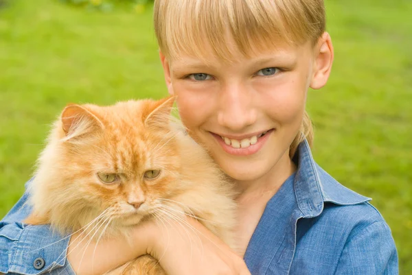 Мальчик с котом на природе — стоковое фото
