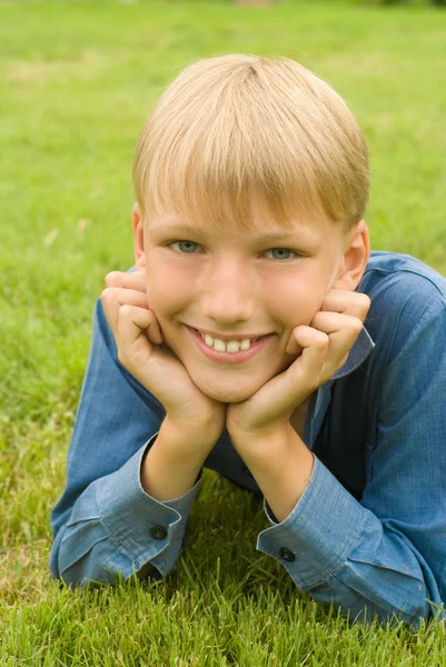 Chlapec trávě — Stock fotografie