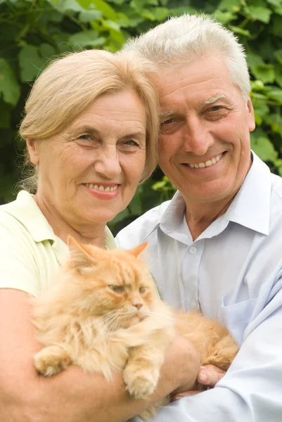 Couple âgé avec chat — Photo