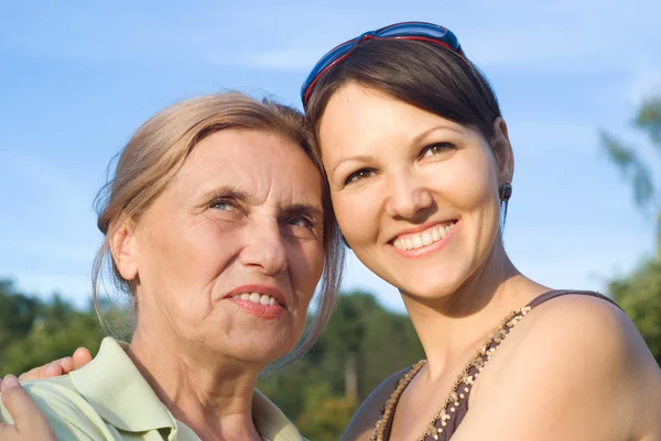 Mom and daughter outdoors — Stock Photo, Image