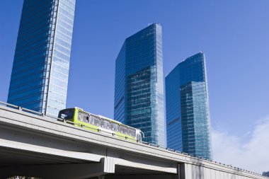 Beijing: yükseltilmiş yolda çalışan otobüs