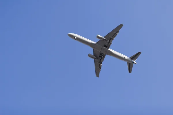 空を飛ぶ飛行機 ロイヤリティフリーのストック画像