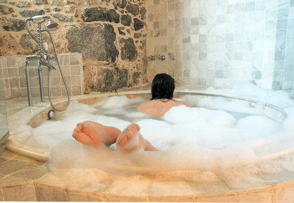 Avslappnad kvinna i en runda badkar — Stockfoto