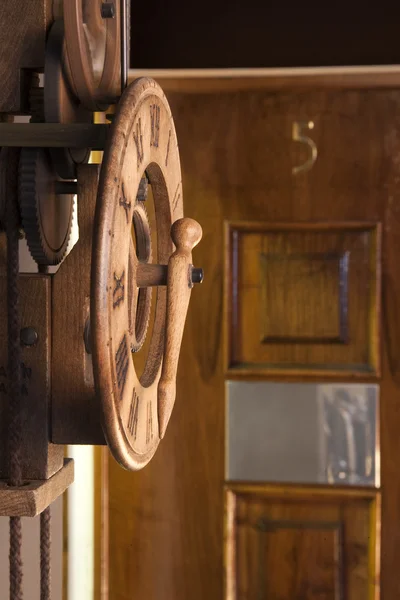 Oude houten klok — Stockfoto