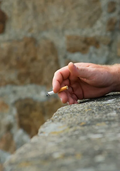 Mão com um cigarro — Fotografia de Stock