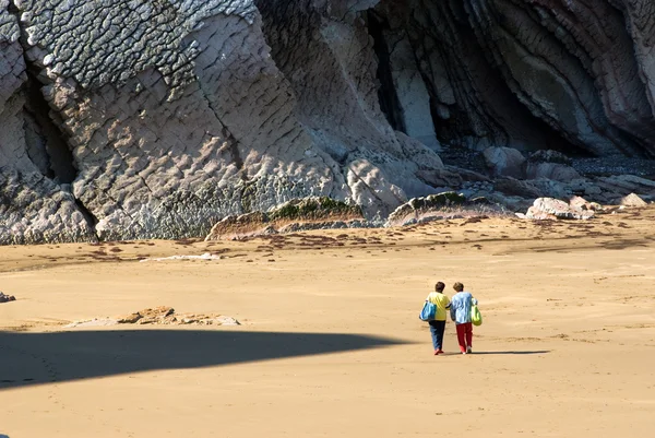 Iki kadın kumsalda yürüyüş — Stok fotoğraf